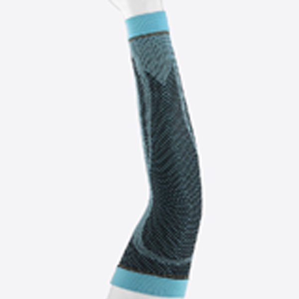 This arm sleeve enhances athletic performance while maintaining flexibility and stability. Suitable for various sports and everyday use, it supports movement without restricting comfort.