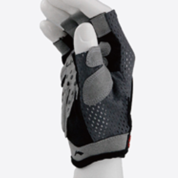 Designed with breathable materials, these gloves keep hands cool and dry during intense rides. They enhance comfort and reduce sweat buildup during cycling activities.