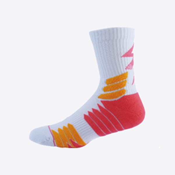 Featuring targeted cushioning, these basketball socks help absorb impact during jumps and fast movements. Ideal for high-intensity sports with improved comfort and reduced pressure.